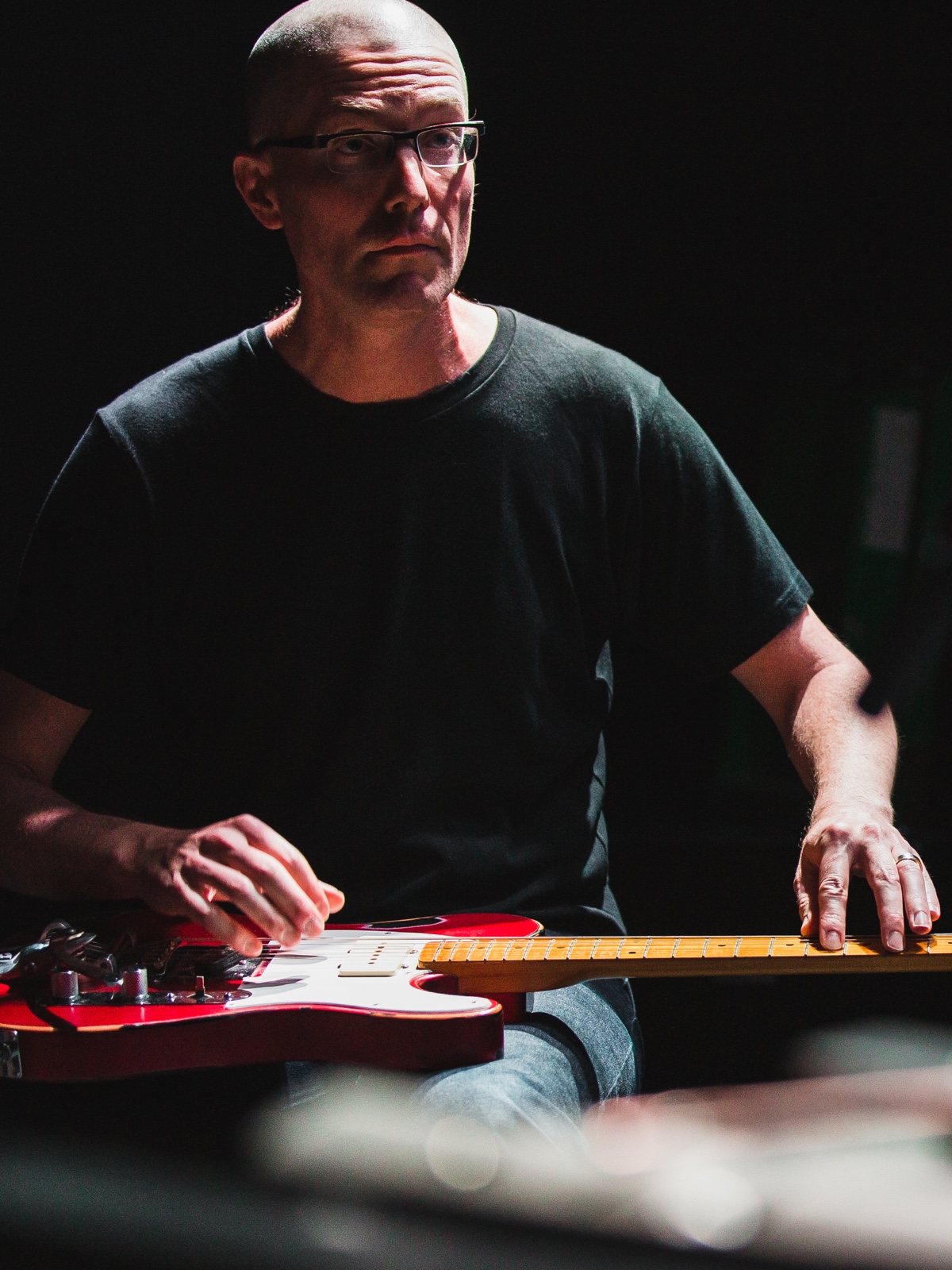 Christopher Burns playing electric guitar, photographed by Ben Semisch
